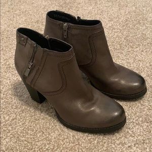 Clark’s dark gray short heeled boots size 8